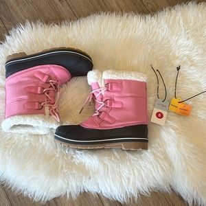 NEW *tags cut off (included)* never worn women’s Cat and Jack snow boots